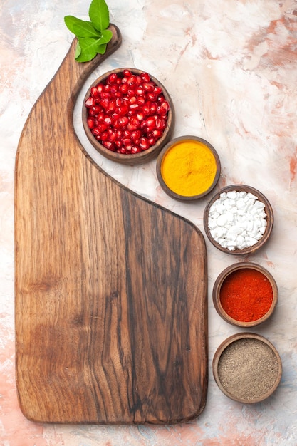 Zestaw przypraw na drewnianej desce